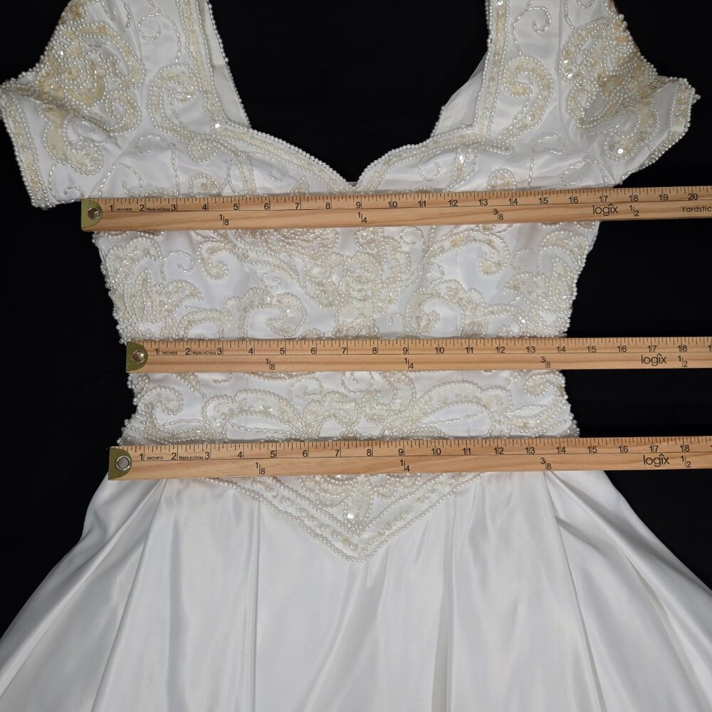 Vintage FOREVER YOURS 80s White Embroidery Bead- Bow Wedding Gown Dress Size 10. - Picture 15 of 17
